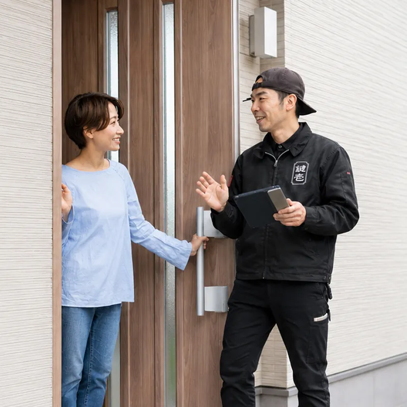 お客様に料金を丁寧に説明している鍵壱のスタッフ